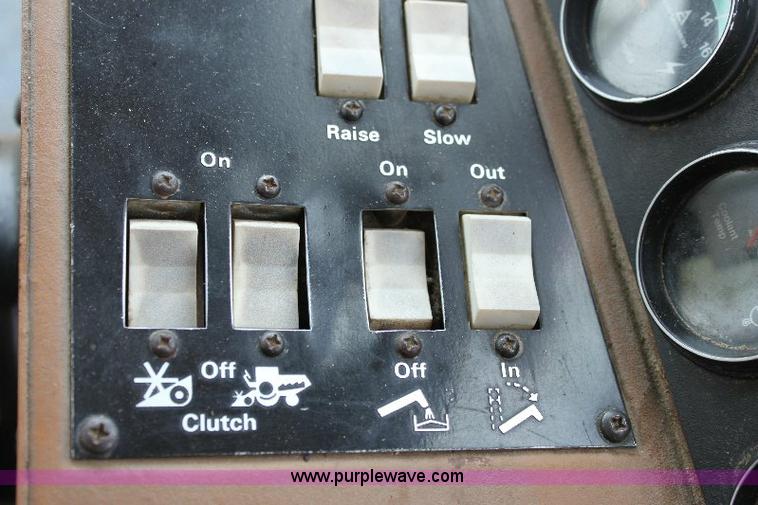 image for item 6108 1982 Allis Chalmers Gleaner L2 combine