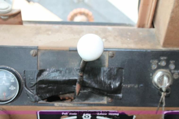 image for item 6108 1982 Allis Chalmers Gleaner L2 combine