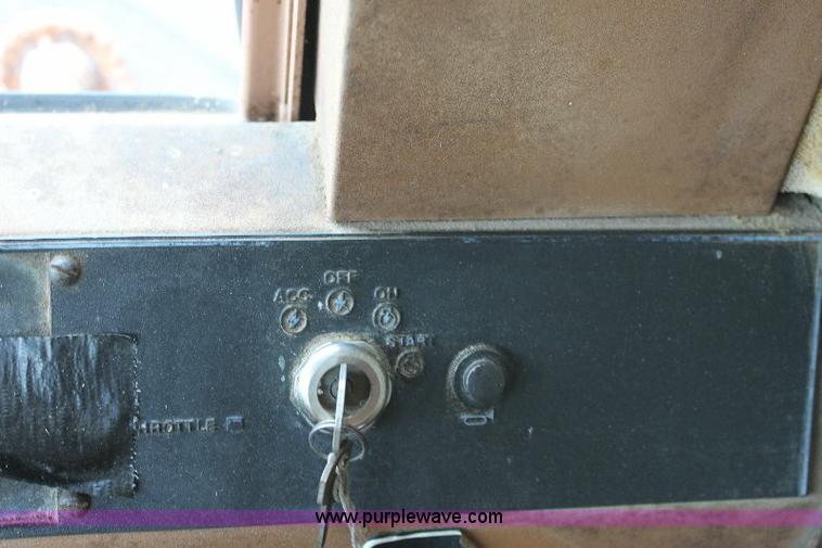 image for item 6108 1982 Allis Chalmers Gleaner L2 combine