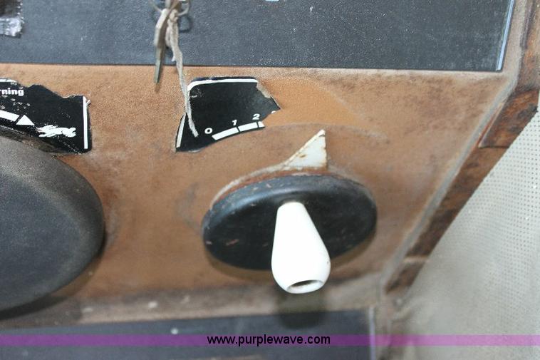 image for item 6108 1982 Allis Chalmers Gleaner L2 combine