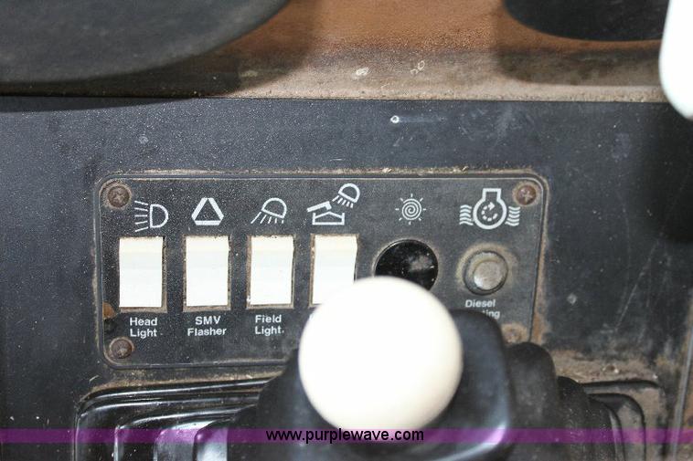 image for item 6108 1982 Allis Chalmers Gleaner L2 combine