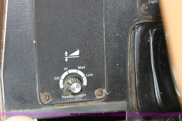 image for item 6108 1982 Allis Chalmers Gleaner L2 combine