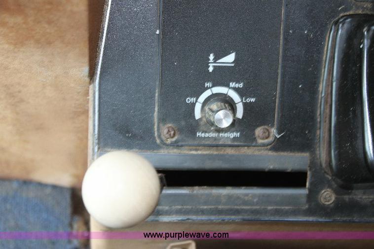 image for item 6108 1982 Allis Chalmers Gleaner L2 combine