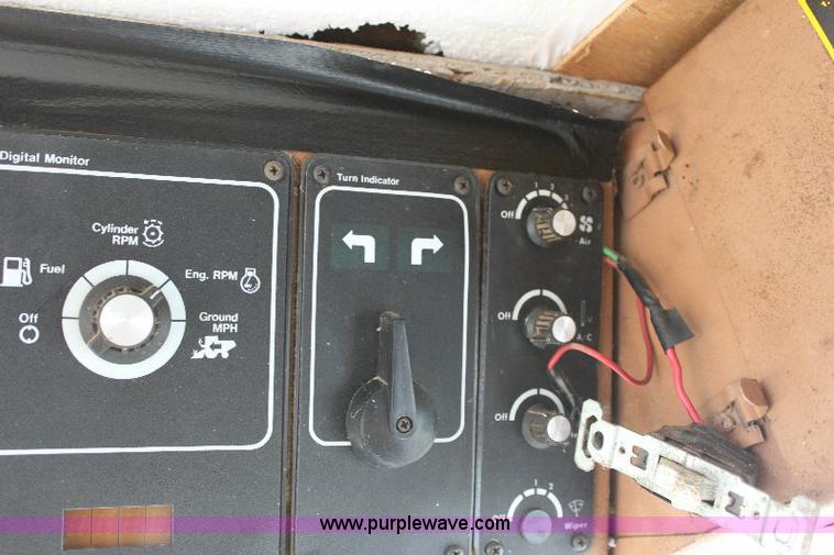 image for item 6108 1982 Allis Chalmers Gleaner L2 combine