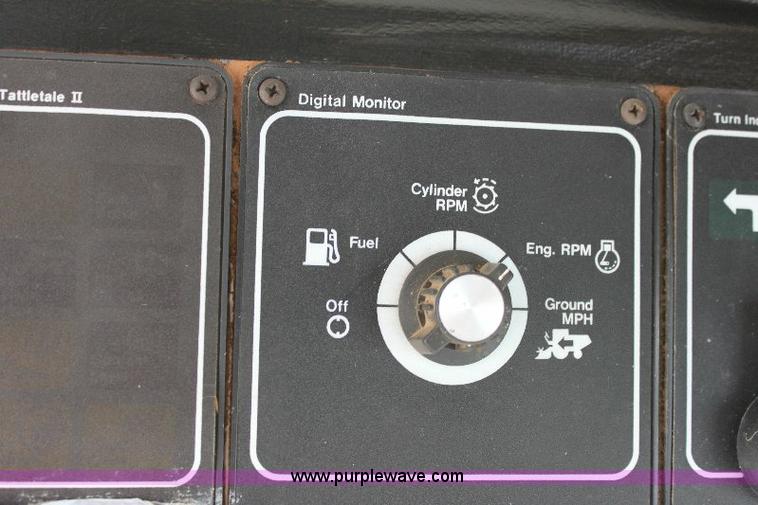 image for item 6108 1982 Allis Chalmers Gleaner L2 combine