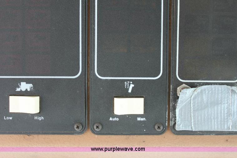 image for item 6108 1982 Allis Chalmers Gleaner L2 combine