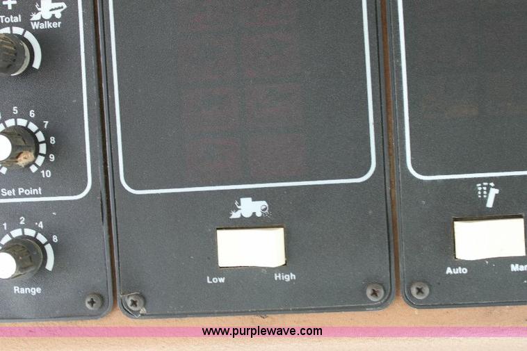 image for item 6108 1982 Allis Chalmers Gleaner L2 combine