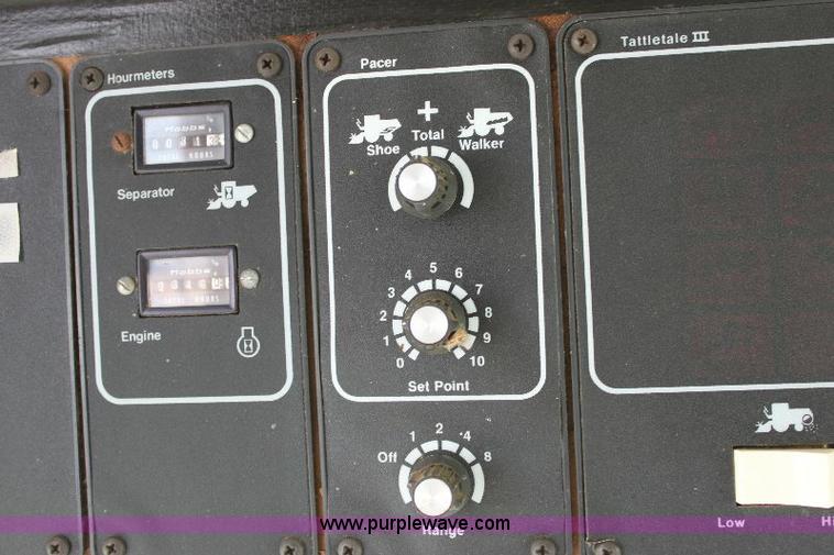 image for item 6108 1982 Allis Chalmers Gleaner L2 combine