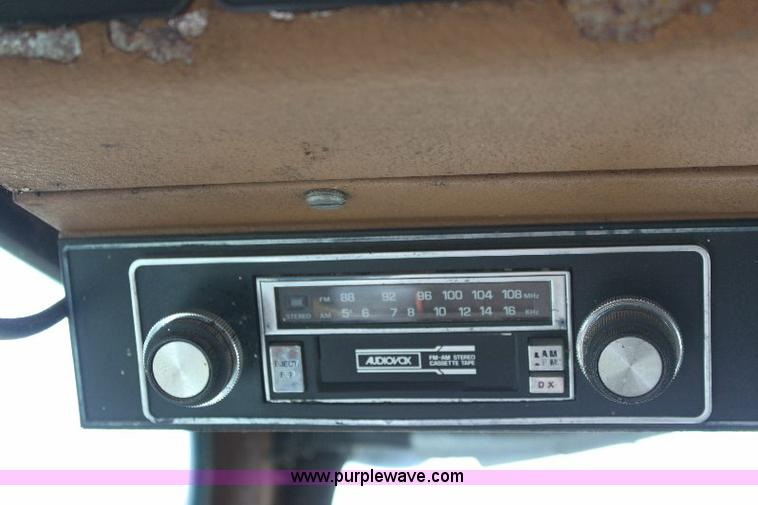 image for item 6108 1982 Allis Chalmers Gleaner L2 combine