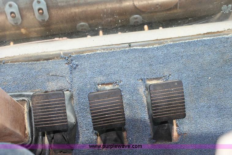 image for item 6108 1982 Allis Chalmers Gleaner L2 combine