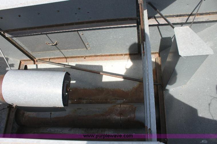 image for item 6108 1982 Allis Chalmers Gleaner L2 combine