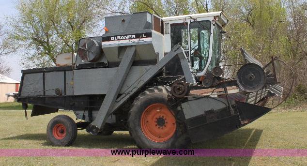 image for item 6109 1976 Allis Chalmers Gleaner L combine with header