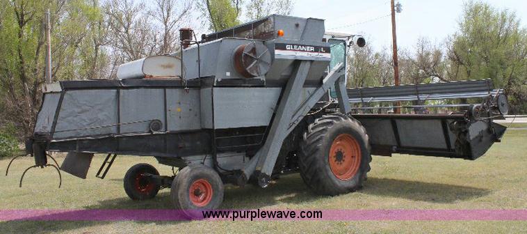 image for item 6109 1976 Allis Chalmers Gleaner L combine with header