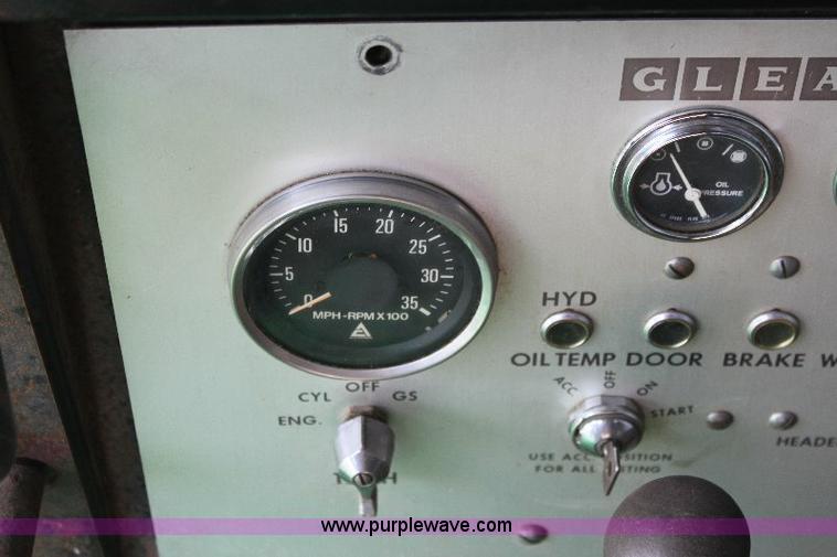 image for item 6109 1976 Allis Chalmers Gleaner L combine with header