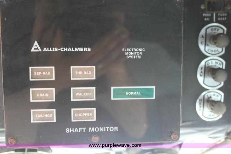 image for item 6109 1976 Allis Chalmers Gleaner L combine with header