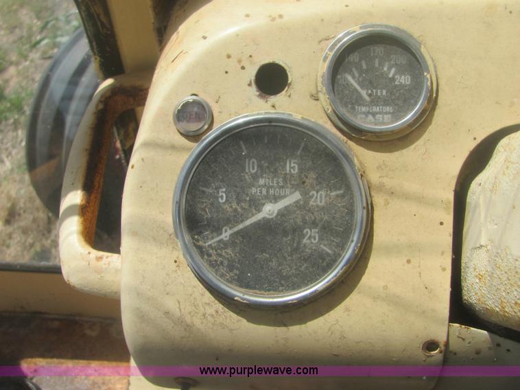 image for item 6924 Case 930 Comfort King tractor