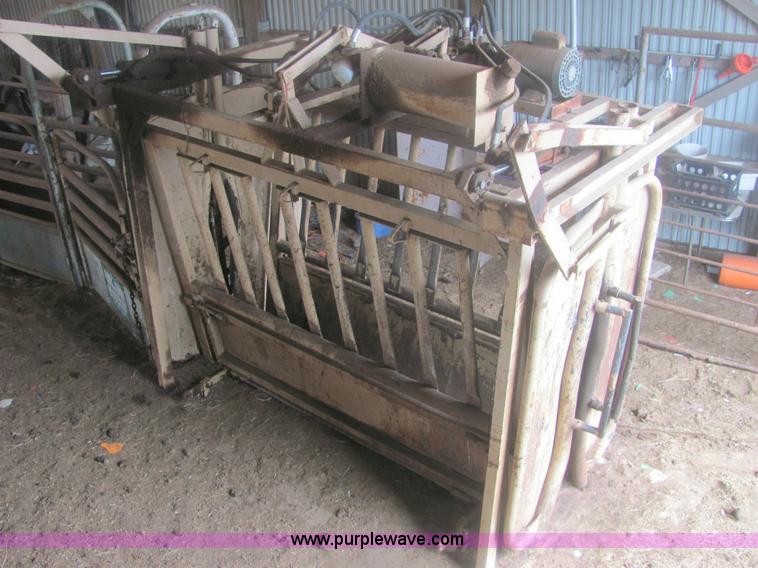 image for item 6934 C & S 5K hydraulic cattle chute