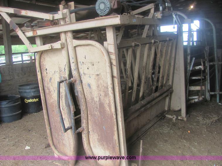 image for item 6934 C & S 5K hydraulic cattle chute