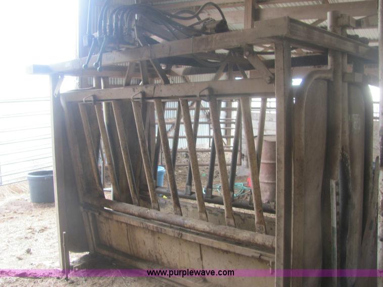 image for item 6934 C & S 5K hydraulic cattle chute