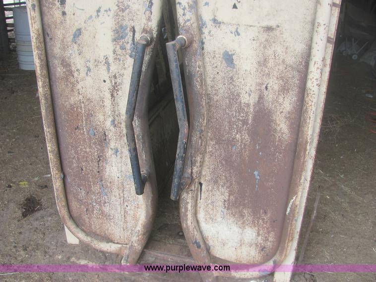 image for item 6934 C & S 5K hydraulic cattle chute