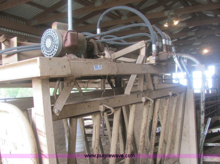image for item 6934 C & S 5K hydraulic cattle chute