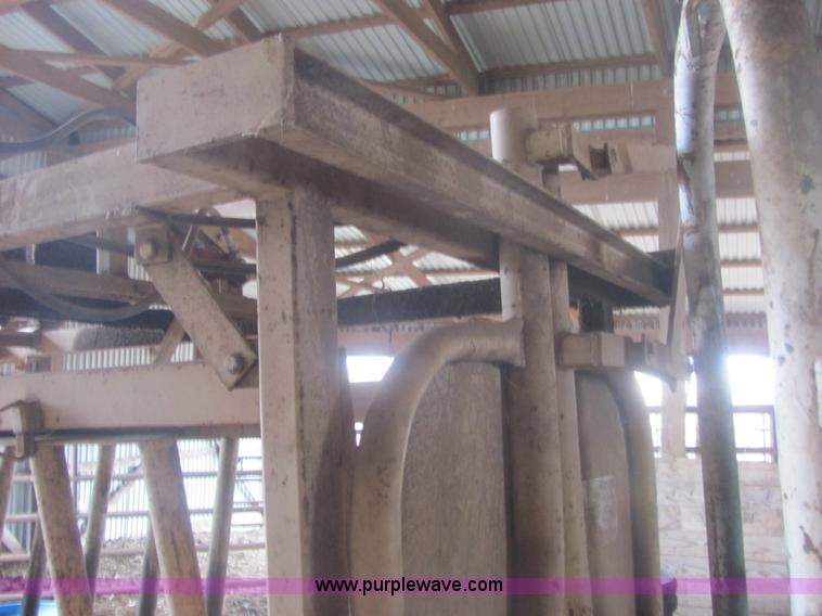 image for item 6934 C & S 5K hydraulic cattle chute