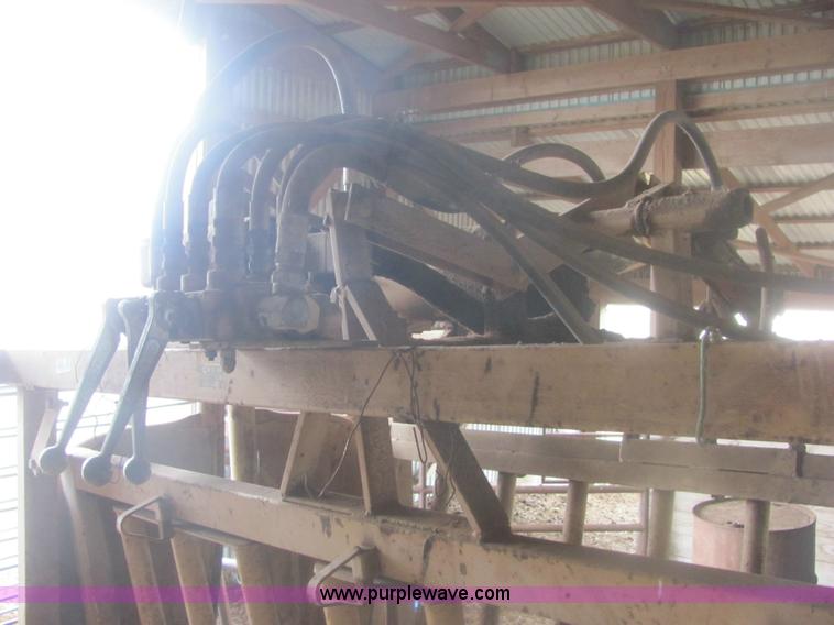 image for item 6934 C & S 5K hydraulic cattle chute