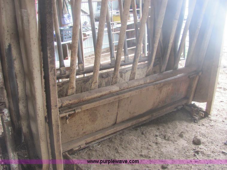 image for item 6934 C & S 5K hydraulic cattle chute