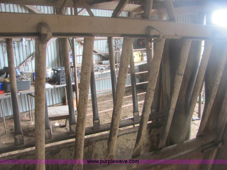 image for item 6934 C & S 5K hydraulic cattle chute