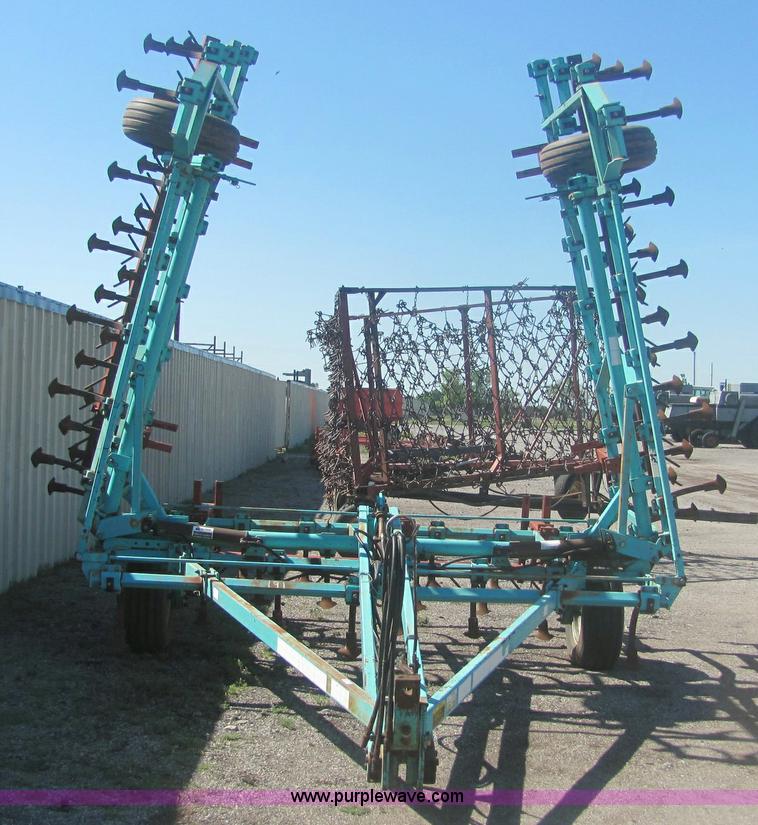 image for item 6938 Deutz Allis V1300 33' field cultivator