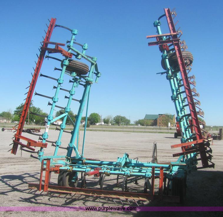 image for item 6938 Deutz Allis V1300 33' field cultivator