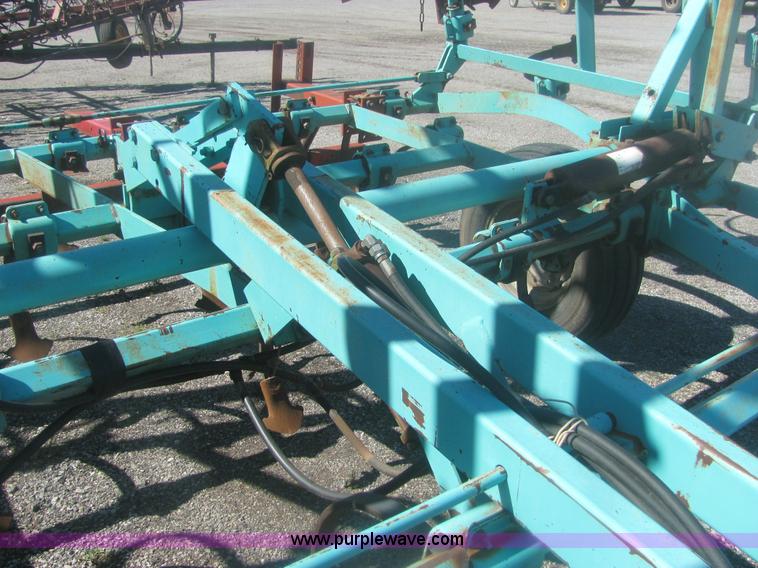 image for item 6938 Deutz Allis V1300 33' field cultivator