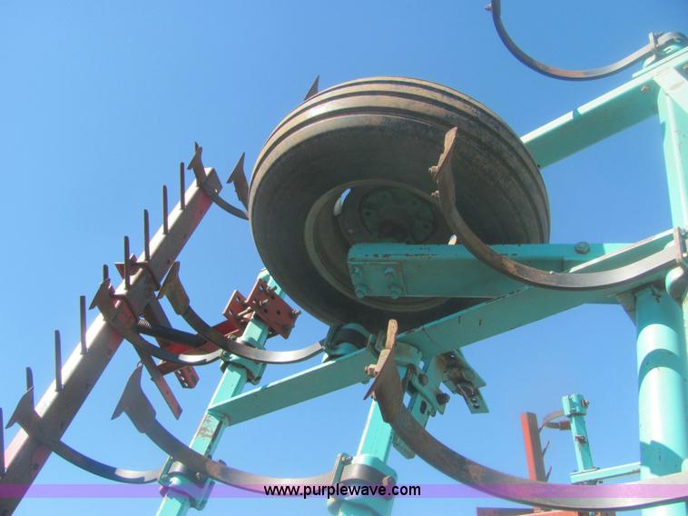 image for item 6938 Deutz Allis V1300 33' field cultivator