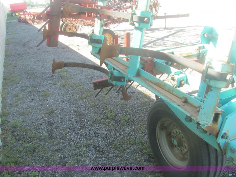 image for item 6938 Deutz Allis V1300 33' field cultivator