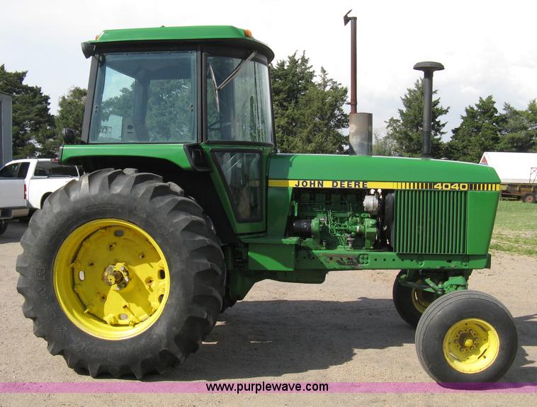 image for item 8127 John Deere 4040 tractor