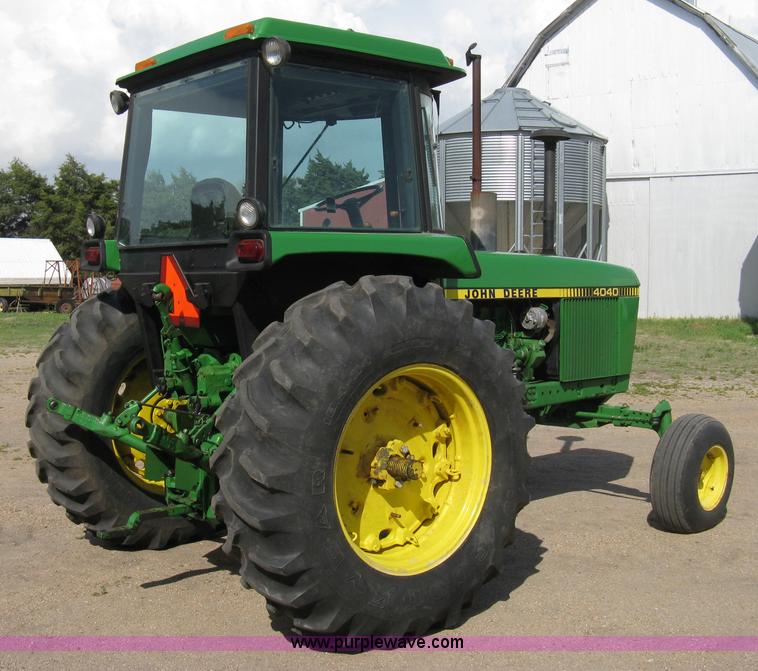 image for item 8127 John Deere 4040 tractor