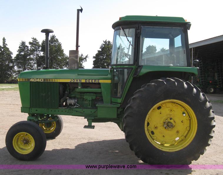 image for item 8127 John Deere 4040 tractor