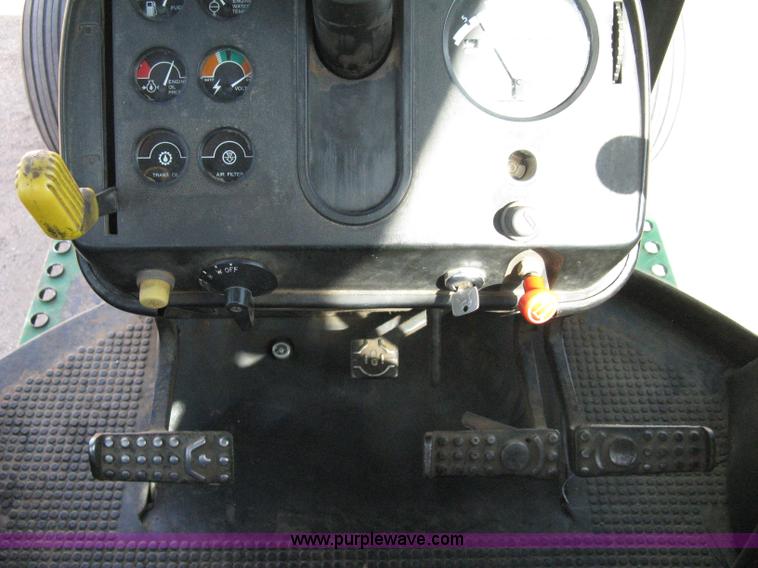 image for item 8127 John Deere 4040 tractor