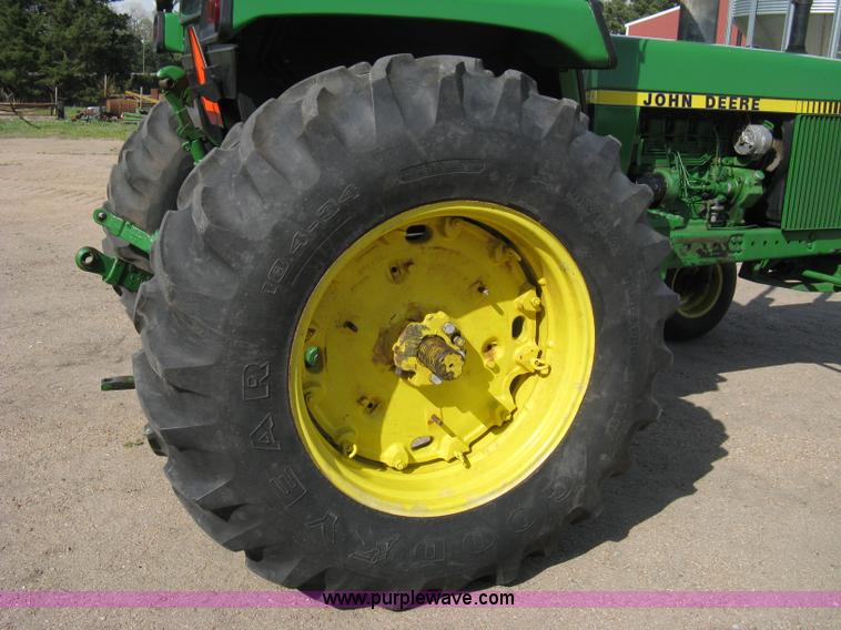 image for item 8127 John Deere 4040 tractor