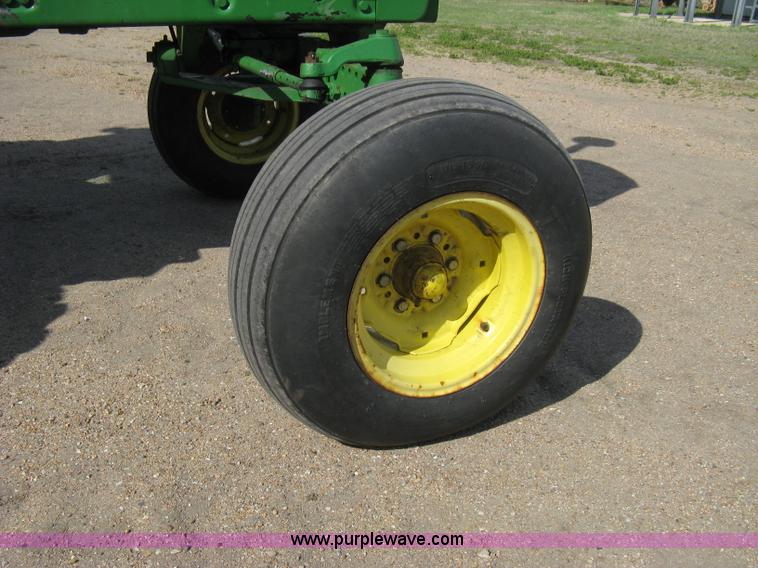 image for item 8127 John Deere 4040 tractor