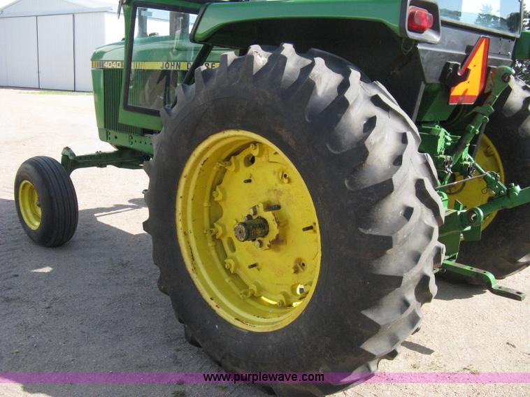 image for item 8127 John Deere 4040 tractor