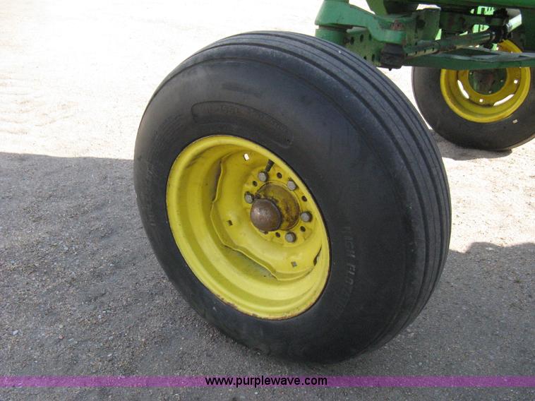 image for item 8127 John Deere 4040 tractor