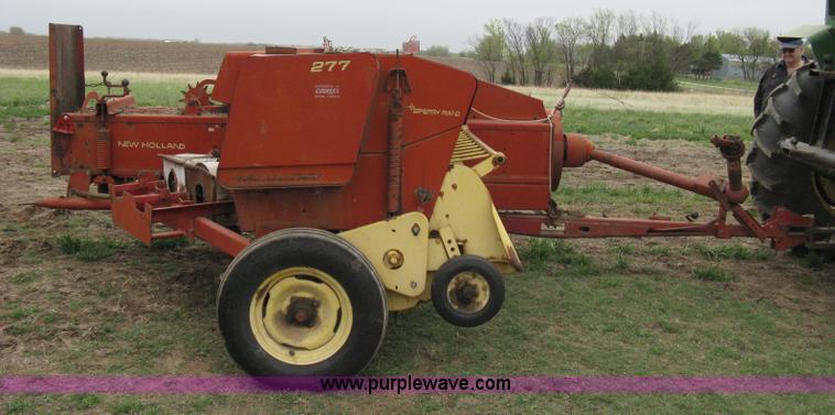 image for item 8128 New Holland 277 small square baler