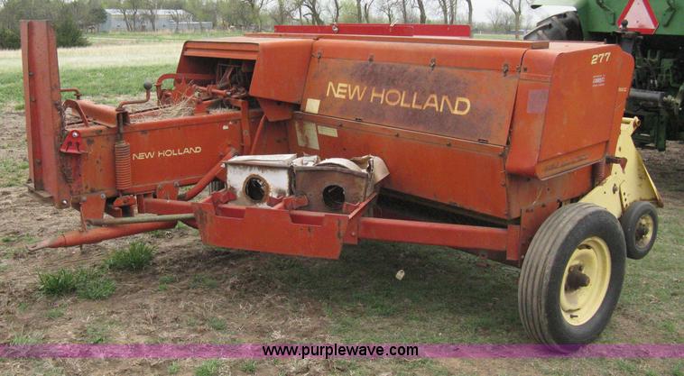 image for item 8128 New Holland 277 small square baler