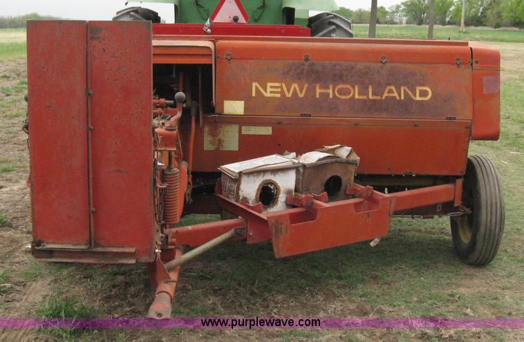 image for item 8128 New Holland 277 small square baler