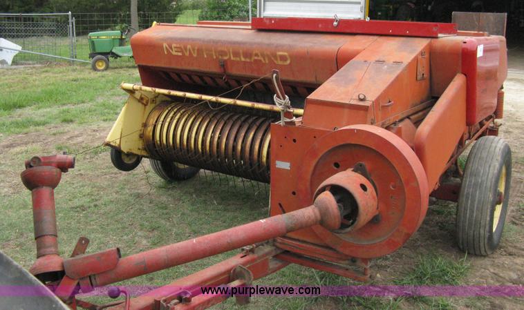 image for item 8128 New Holland 277 small square baler