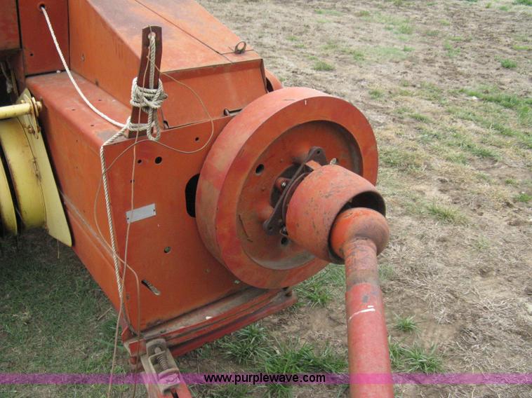 image for item 8128 New Holland 277 small square baler
