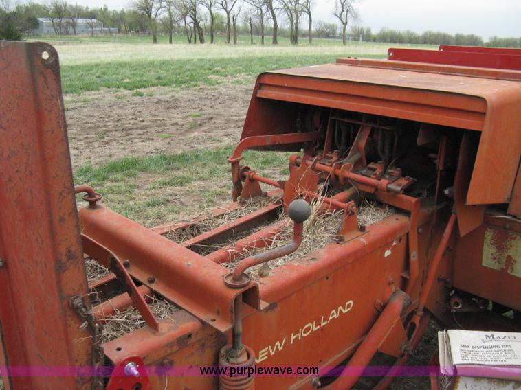 image for item 8128 New Holland 277 small square baler