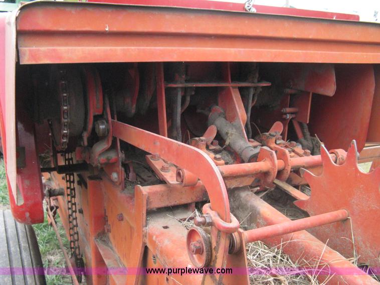 image for item 8128 New Holland 277 small square baler