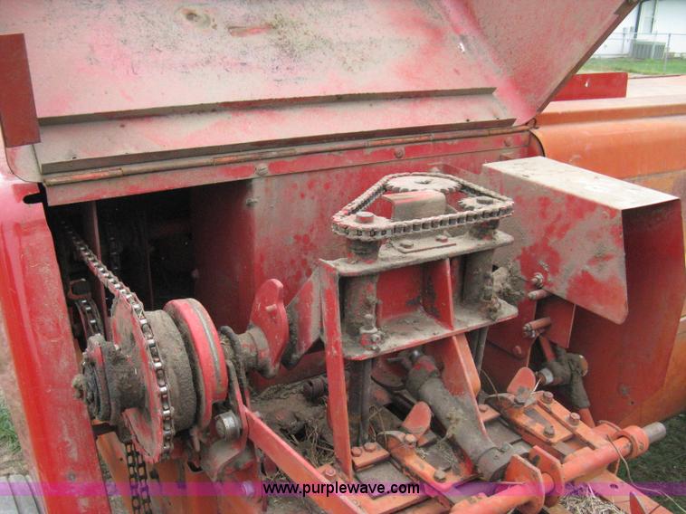 image for item 8128 New Holland 277 small square baler